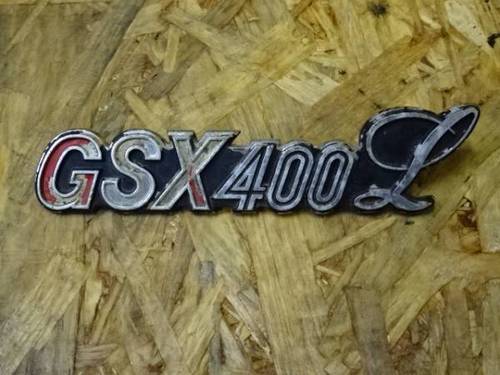 CJ Performance 【 GSX400L 純正 当時物 本物 サイドカバーエンブレム ( 売約済商品（その他) ) 】 千葉県野田市  バイク買取・クルマ販売・スノーモービル販売/レンタル・水上バイク販売・旧車販売・中古車販売・修理・加工・レストアなら旧車・絶版車 ...